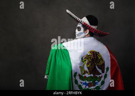 Porträt von catrin mit Charro-Hut und mexikanischer Flagge. Der Tag der Toten. Stockfoto