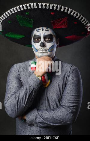 Porträt einer catrin mit einem Charro-Hut. Typisch mexikanischer Charakter. Der Tag der Toten und Halloween Versöhnung. Stockfoto