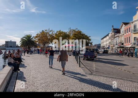 Aveiro, Portugal, 01.10.2022 - Aveiro City Street im Zentrum, voller Touristen an einem Sommertag. Stockfoto