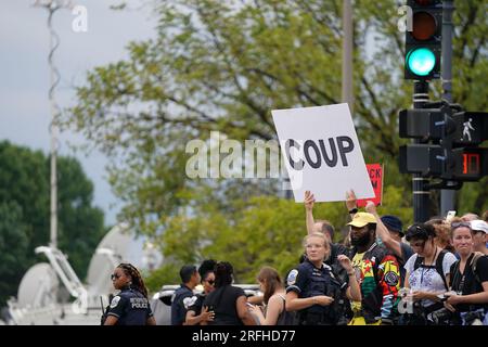 Washington, Usa. 03. Aug. 2023. Ein Demonstrant hält ein "Putsch" -Schild an der Ecke vor dem E. Barrett Prettyman Federal Courthouse, während der ehemalige Präsident Donald Trump am Donnerstag, den 3. August 2023, zu seiner Anklageerhebung wegen Wahlunterwanderung in Washington DC eintrifft. Sonderanwalt Jack Smith hat den ehemaligen Präsidenten wegen vier Anschuldigungen in Verbindung mit seinen Handlungen vor und nach dem Angriff auf das US-Kapitol vom 6. Januar angeklagt. Foto: Bonnie Cash/UPI Credit: UPI/Alamy Live News Stockfoto