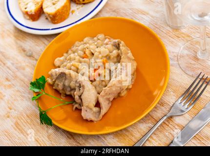 Gedünstetes Kaninchen mit weißen Bohnen Stockfoto