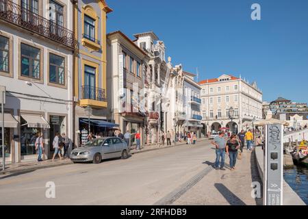 Aveiro, Portugal, 01.10.2022 - Aveiro City Street im Zentrum, voller Touristen an einem Sommertag. Stockfoto