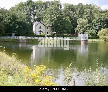 Ein Blick über das Wasser bei Worthington Lakes in der Nähe von Wigan, Nordwestengland, Europa, am Donnerstag, den 3. August, 2023 Stockfoto