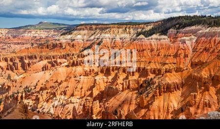 Panorama des roten Felsformationen in Cedar Breaks National Monument in Utah, um mehr als 10.000 Fuß Höhe. Stockfoto