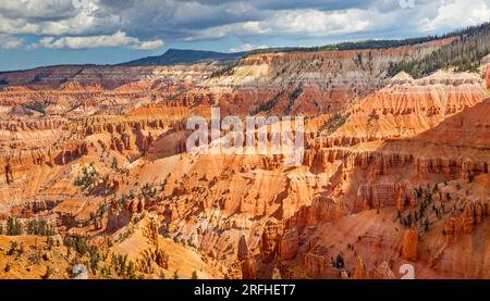 Panorama des roten Felsformationen in Cedar Breaks National Monument in Utah, um mehr als 10.000 Fuß Höhe. Stockfoto