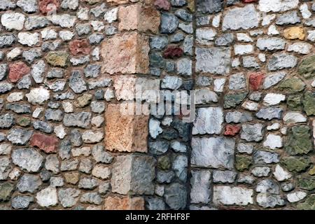 Farbenfrohe und solide Steinmauern in Nahaufnahme Stockfoto