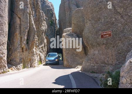 Jeep Truck fährt durch Tunnel in Needles Highway, Black Hills, South Dakota, Needles Eye Tunnel, Custer State Park, SD, USA Stockfoto