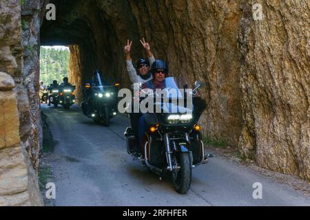 Radfahrer durch Tunnel in Needles Highway, Black Hills, South Dakota, Needles Eye Tunnel, Custer State Park, SD, USA Stockfoto