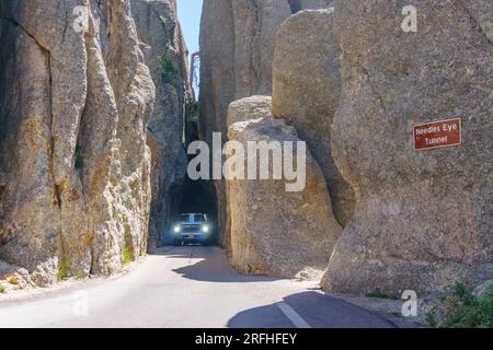 LKW fährt durch den Needles Eye Tunnel in Needles Highway, Black Hills, South Dakota, Needles Eye Tunnel, Custer State Park, SD, USA Stockfoto