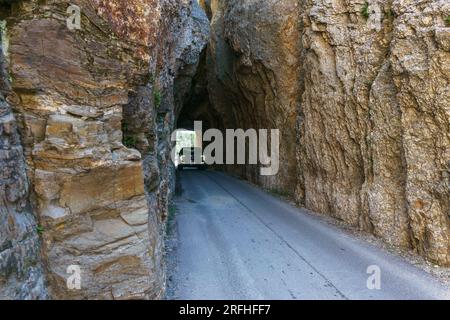 LKW fährt durch den Needles Eye Tunnel in Needles Highway, Black Hills, South Dakota, Needles Eye Tunnel, Custer State Park, SD, USA Stockfoto