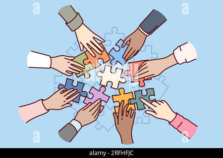Stellt Geschäftsleuten ein Rätsel zur Verfügung, das Teamarbeit und gemeinsame Ausführung von Aufgaben oder die Entwicklung einer Strategie symbolisiert. Teamarbeit des Managementteams des Unternehmens zur Verbesserung bestehender Geschäftslösungen Stock Vektor