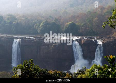 Athirapilly Falls, befindet sich in Athirapilly Panchayat in Chalakudy Taluk im Bezirk Thrissur in Kerala, Stockfoto