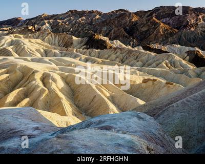 Blick vom Zabriskie Point bei Sonnenuntergang, Amargosa Range, Death Valley National Park, Kalifornien, USA. Stockfoto