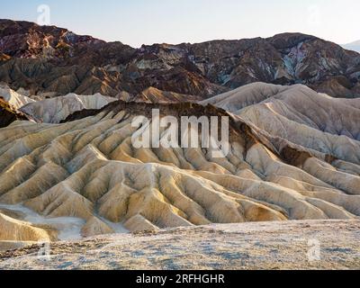 Blick vom Zabriskie Point bei Sonnenuntergang, Amargosa Range, Death Valley National Park, Kalifornien, USA. Stockfoto