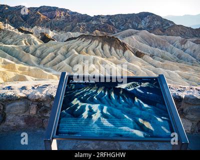 Blick vom Zabriskie Point bei Sonnenuntergang, Amargosa Range, Death Valley National Park, Kalifornien, USA. Stockfoto