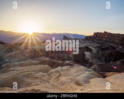 Blick auf Zabriskie Point bei Sonnenuntergang, Amargosa Range, Death Valley National Park, Kalifornien, USA. Stockfoto