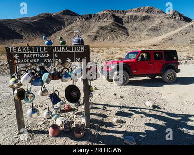 Teakettle Junction, eine Auswahl an gespendeten Teekesseln, im Death Valley-Nationalpark, Kalifornien, USA. Stockfoto