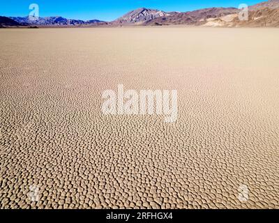 Die Rennstrecke, ein playa oder ein ausgetrockneter See im Death Valley-Nationalpark, Kalifornien, USA. Stockfoto