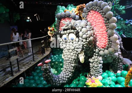 Tel Aviv, Israel. 3. Aug. 2023. Besucher besuchen die Ausstellung „Balloon Story“ in Tel Aviv, Israel, am 3. August 2023. Die umweltfreundliche Ausstellung „Balloon Story“ zieht Besucher mit biologisch abbaubaren Ballons und aufblasbaren Kunstinstallationen an und unterstreicht die Verschmelzung von Kreativität und Nachhaltigkeit. Kredit: Gil Cohen Magen/Xinhua/Alamy Live News Stockfoto