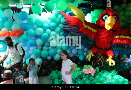 Tel Aviv, Israel. 3. Aug. 2023. Besucher besuchen die Ausstellung „Balloon Story“ in Tel Aviv, Israel, am 3. August 2023. Die umweltfreundliche Ausstellung „Balloon Story“ zieht Besucher mit biologisch abbaubaren Ballons und aufblasbaren Kunstinstallationen an und unterstreicht die Verschmelzung von Kreativität und Nachhaltigkeit. Kredit: Gil Cohen Magen/Xinhua/Alamy Live News Stockfoto