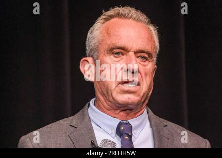 Los Angeles, Usa. 03. Aug. 2023. Der demokratische Präsidentschaftskandidat Robert F. Kennedy Jr. spricht nach der Premiere von "Mitternacht an der Grenze" in Beverly Hills über Einwanderungsfragen. „Mitternacht an der Grenze“ ist ein Dokumentarfilm über illegale Einwanderung an der Grenze zwischen Arizona und Kalifornien zu Mexiko, basierend auf dem Besuch von Robert F. Kennedy Jr. in der Gegend im Juni. Kredit: SOPA Images Limited/Alamy Live News Stockfoto