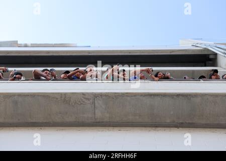 Orlando, Florida, USA. 2. Aug. 2023. Fans beobachten, wie die Spieler vor dem Fußballspiel Juventus gegen Real Madrid im Camping World Stadium in Orlando, Florida, am 2. August 2023 im Camping World Stadium eintreffen. (Kreditbild: © Cory Knowlton/ZUMA Press Wire) NUR REDAKTIONELLE VERWENDUNG! Nicht für den kommerziellen GEBRAUCH! Stockfoto