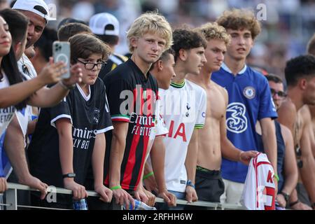 Orlando, Florida, USA. 2. Aug. 2023. Fans warten darauf, dass die Spieler zum Aufwärmen auf das Spielfeld kommen, bevor das Fußballspiel der Florida Cup Series Soccer Champions Tour Juventus gegen Real Madrid am 2. August 2023 im Camping World Stadium in Orlando, FL, stattfindet. (Kreditbild: © Cory Knowlton/ZUMA Press Wire) NUR REDAKTIONELLE VERWENDUNG! Nicht für den kommerziellen GEBRAUCH! Stockfoto