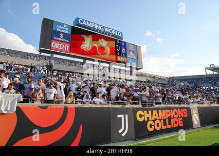 Orlando, Florida, USA. 2. Aug. 2023. Fans kommen vor dem Fußballspiel Juventus gegen Real Madrid im Camping World Stadium in Orlando, FL, am 2. August 2023 im Camping World Stadium vor der Florida Cup Series Soccer Champions Tour Juventus gegen Real Madrid an. (Kreditbild: © Cory Knowlton/ZUMA Press Wire) NUR REDAKTIONELLE VERWENDUNG! Nicht für den kommerziellen GEBRAUCH! Stockfoto