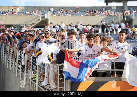 Orlando, Florida, USA. 2. Aug. 2023. Die Fans warten darauf, dass die Spieler zum Aufwärmen auf das Spielfeld kommen, bevor am 2. August 2023 im Camping World Stadium in Orlando, FL, das Fußballspiel der Florida Cup Series Soccer Champions Tour Juventus gegen Real Madrid stattfindet. (Kreditbild: © Cory Knowlton/ZUMA Press Wire) NUR REDAKTIONELLE VERWENDUNG! Nicht für den kommerziellen GEBRAUCH! Stockfoto