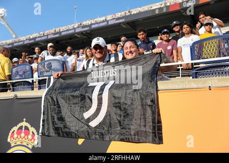 Orlando, Florida, USA. 2. Aug. 2023. Juventus-Fans halten vor dem Fußballspiel der Florida Cup Series Juventus gegen Real Madrid am 2. August 2023 im Camping World Stadium in Orlando, FL, eine Flagge. (Kreditbild: © Cory Knowlton/ZUMA Press Wire) NUR REDAKTIONELLE VERWENDUNG! Nicht für den kommerziellen GEBRAUCH! Stockfoto