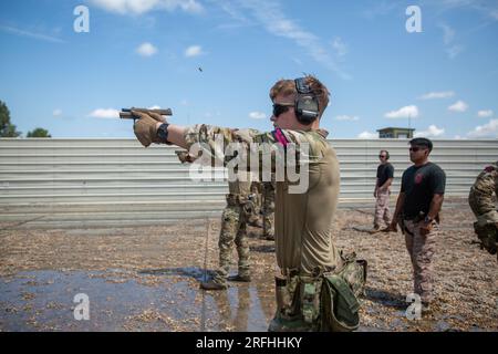 Britische Royal Marines Commandos Mne Dylan Taylor, ein Schütze der O-Staffel, 43 Commando Fleet Protection Group Royal Marines, führt am Naval Support Activity Northwest Annex, Chesapeake, Virginia, am 25. Juli 2023 eine Feuerübung durch. USA Marines und Britische Königliche Marines trainieren mit M18 Pistolen, um ihre Fähigkeiten zu verbessern. Übung Tartan Eagle ist eine jährliche bilaterale Übung für die USA Marines mit dem Marine Corps Security Forces Regiment und British Royal Marines mit 43 Commando Fleet Protection Group Royal Marines, um sich gegenseitig zu den Trainingseinrichtungen zu begeben, um Ta zu tauschen Stockfoto