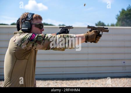 Britische Royal Marines Commandos Mne Liam Beckett, ein Schütze der O-Staffel, 43 Commando Fleet Protection Group Royal Marines, führen eine Feuerübung im Naval Support Activity Northwest Annex, Chesapeake, Virginia, am 25. Juli 2023 durch. USA Marines und Britische Königliche Marines trainieren mit M18 Pistolen, um ihre Fähigkeiten zu verbessern. Übung Tartan Eagle ist eine jährliche bilaterale Übung für die USA Marines mit dem Marine Corps Security Forces Regiment und British Royal Marines mit 43 Commando Fleet Protection Group Royal Marines, um sich gegenseitig zu den Trainingseinrichtungen zu begeben, um Ta zu tauschen Stockfoto