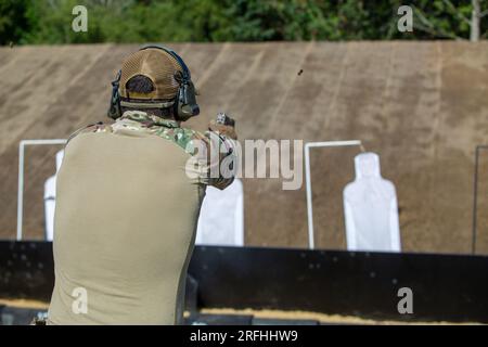 Britische Royal Marines Commandos Mne Ben Hosie, ein Schütze der O-Staffel, 43 Commando Fleet Protection Group Royal Marines, führen eine Feuerübung im Naval Support Activity Northwest Annex, Chesapeake, Virginia, am 25. Juli 2023 durch. USA Marines und Britische Königliche Marines trainieren mit M18 Pistolen, um ihre Fähigkeiten zu verbessern. Übung Tartan Eagle ist eine jährliche bilaterale Übung für die USA Marines mit dem Marine Corps Security Forces Regiment und British Royal Marines mit 43 Commando Fleet Protection Group Royal Marines, um sich gegenseitig zu den Trainingseinrichtungen zu begeben, um Takti auszutauschen Stockfoto