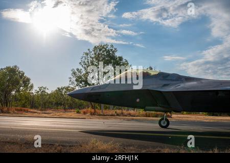 USA Air Force Major Michael Oliver, 199. Expeditionary Squadron F-22 Raptor Pilot Taxis vor dem Start während Talisman Sabre 23 am Royal Australian Air Force Base Tindal, Northern Territory, Australien, 28. Juli 2023. Unsere Beziehungen zu unseren regionalen Verbündeten und Partnern sind der Dreh- und Angelpunkt für ein freies und offenes Indo-Pacific. Allianzen und Partnerschaften machen uns stärker, schrecken Gegner ab und verbessern unsere Bereitschaft. (USA Air National Guard Foto von Master Sgt. Mysti Bicoy) Stockfoto