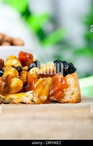 Knusprige Törtchen mit Haselnüssen, Erdnüssen und anderen Zutaten, Weizentörtchen mit Nüssen und getrockneten Früchten in Sahne-Karamell, Weizentörtchen mit Pfeffer Stockfoto