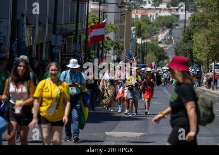 Lissabon, Portugal. 03. Aug. 2023. Dutzende von Pilgern werden gesehen, die in Richtung der Einrichtungen gehen, wo die Weltmeistermesse 2023 gefeiert wird. Der Weltjugendtag ist eine religiöse Aktivität, die mit der Anwesenheit junger Menschen aus der ganzen Welt bei einem Treffen mit dem Papst einhergeht. Sie findet alle zwei, drei oder vier Jahre mit internationalem Charakter in einer Stadt statt, die vom Obersten Pontifex ausgewählt wurde. Kredit: SOPA Images Limited/Alamy Live News Stockfoto