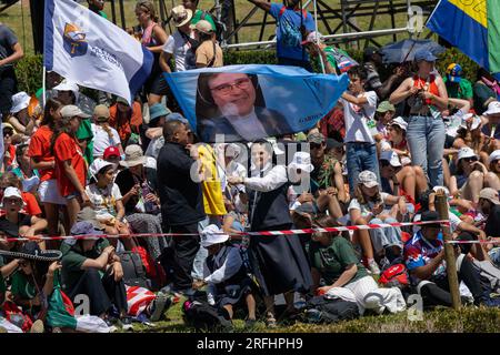 Lissabon, Portugal. 03. Aug. 2023. Eine Nonne, die ein Banner schwenkte, während der Feier der Weltmeisterschaft 2023 jubelte. Der Weltjugendtag ist eine religiöse Aktivität, die mit der Anwesenheit junger Menschen aus der ganzen Welt bei einem Treffen mit dem Papst einhergeht. Sie findet alle zwei, drei oder vier Jahre mit internationalem Charakter in einer Stadt statt, die vom Obersten Pontifex ausgewählt wurde. Kredit: SOPA Images Limited/Alamy Live News Stockfoto