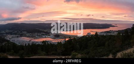 Ria de Viveiro en la costa de Lugo desde el mirador de San Roque Stockfoto