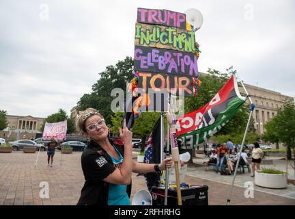 Washington DC, Illinois, USA. 3. Aug. 2023. DONNERSTAG, 3. August, Washington DC: Karen Irwin, 48 aus New York, zeigt auf ein Zeichen zur Feier der Anklage gegen den ehemaligen Präsidenten Donald Trump, da Trump wegen Bundesanklage im Zusammenhang mit dem Aufstand und dem Aufstand im US-Bundesgericht E. Barrett Prettyman am 6. Januar 2021 angeklagt wird. (Kreditbild: © Dominic Gwinn/ZUMA Press Wire) NUR REDAKTIONELLE VERWENDUNG! Nicht für den kommerziellen GEBRAUCH! Stockfoto
