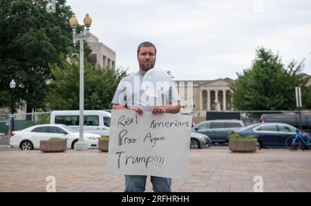 Washington DC, Illinois, USA. 3. Aug. 2023. DONNERSTAG, 3. August, Washington DC: Benjamin Nadler, 33, aus Washington, DC, hält ein Schild von sich selbst, da der ehemalige Präsident Donald Trump wegen Bundesklagen im Zusammenhang mit dem Aufstand und dem Aufstand des US-Kapitols am 6. Januar 2021 im US-Bundesgericht E. Barrett Prettyman angeklagt wird. (Kreditbild: © Dominic Gwinn/ZUMA Press Wire) NUR REDAKTIONELLE VERWENDUNG! Nicht für den kommerziellen GEBRAUCH! Stockfoto