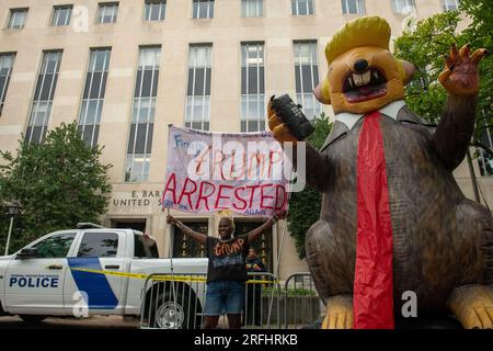 Washington DC, Illinois, USA. 3. Aug. 2023. DONNERSTAG, 3. August, Washington DC: Eine große aufblasbare Ratte nach dem Bild des ehemaligen Präsidenten Donald Trump sitzt vor dem E. Barrett Prettyman US Federal Courthouse, während Trump wegen Bundesanklage im Zusammenhang mit dem Aufstand und Aufstand des US-Kapitols vom 6. Januar 2021 angeklagt wird. (Kreditbild: © Dominic Gwinn/ZUMA Press Wire) NUR REDAKTIONELLE VERWENDUNG! Nicht für den kommerziellen GEBRAUCH! Stockfoto