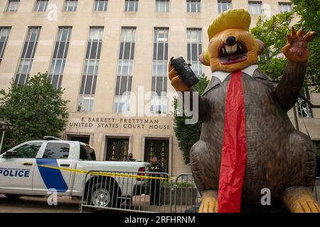 Washington DC, Illinois, USA. 3. Aug. 2023. DONNERSTAG, 3. August, Washington DC: Eine große aufblasbare Ratte nach dem Bild des ehemaligen Präsidenten Donald Trump sitzt vor dem E. Barrett Prettyman US Federal Courthouse, während Trump wegen Bundesanklage im Zusammenhang mit dem Aufstand und Aufstand des US-Kapitols vom 6. Januar 2021 angeklagt wird. (Kreditbild: © Dominic Gwinn/ZUMA Press Wire) NUR REDAKTIONELLE VERWENDUNG! Nicht für den kommerziellen GEBRAUCH! Stockfoto