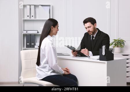 Personalmanager, der den Lebenslauf des Bewerbers während des Vorstellungsgesprächs im Büro liest Stockfoto