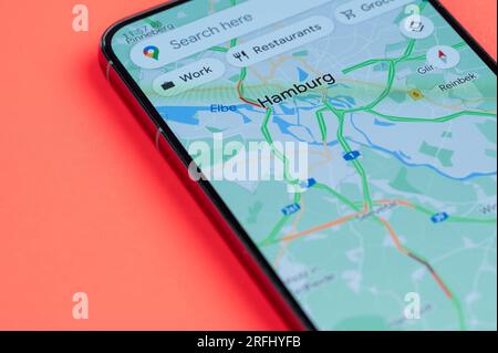 New York, USA - 21. Juli 2023: Beste Route durch Verkehrsstaus in Hamburg auf dem Smartphone-Bildschirm Nahaufnahme mit rotem Hintergrund Stockfoto