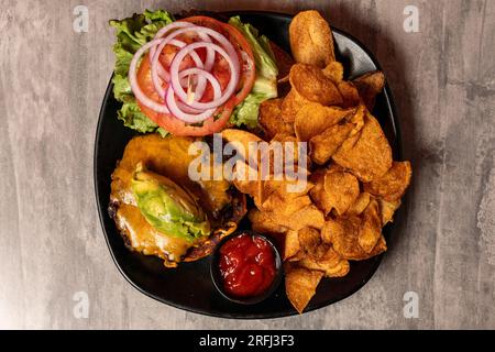 Schwarzbohnenburger mit Avocado Stockfoto