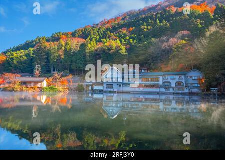 Yufuin, Japan - Nov. 27 2022: Der Kinrin-See ist einer der repräsentativen Sehenswürdigkeiten in der Gegend von Yufuin, am Fuße des Mount Yufu. Das ist es Stockfoto