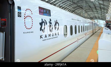 Saga, Japan - Nov. 28 2022: Der Nishi Kyushu Shinkansen (Kamome) verbindet Nagasaki mit Takeo-Onsen, der seit dem 23. September 2022 in Betrieb genommen wird Stockfoto