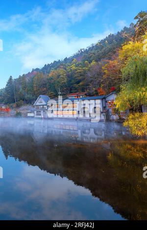 Yufuin, Japan - Nov. 27 2022: Der Kinrin-See ist einer der repräsentativen Sehenswürdigkeiten in der Gegend von Yufuin, am Fuße des Mount Yufu. Das ist es Stockfoto