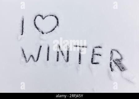 Gemalt auf dem Schnee Ich liebe den Winter, Schnee mit Zeichnungen der Worte, die ich liebe Winter in der Wintersaison Stockfoto