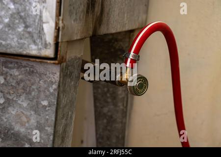 Arabisches ein-/Ausschaltventil für Ofen mit roter Gasleitung Stockfoto